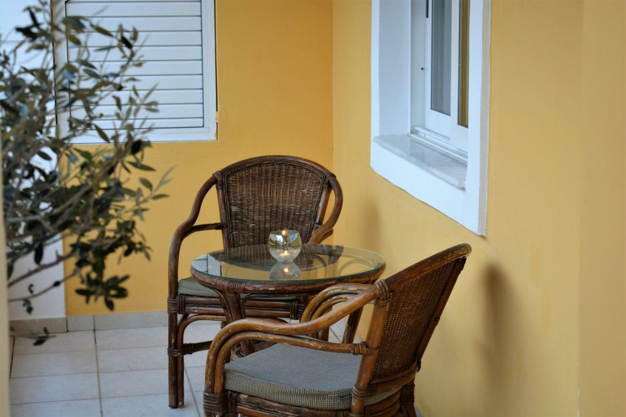 Raph'S Studios-Apts By The Sea Agia Marina  Exterior photo