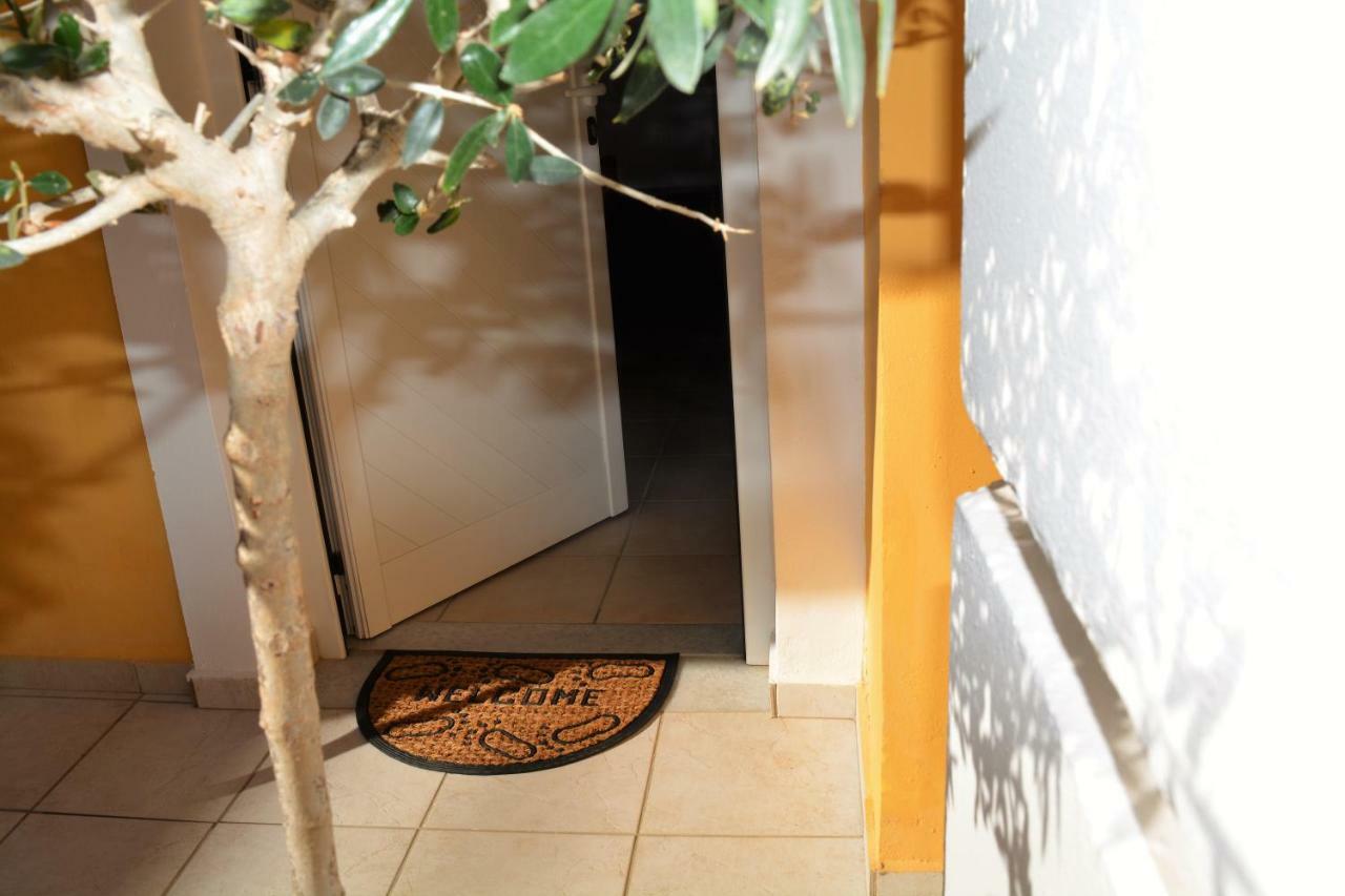 Raph'S Studios-Apts By The Sea Agia Marina  Exterior photo