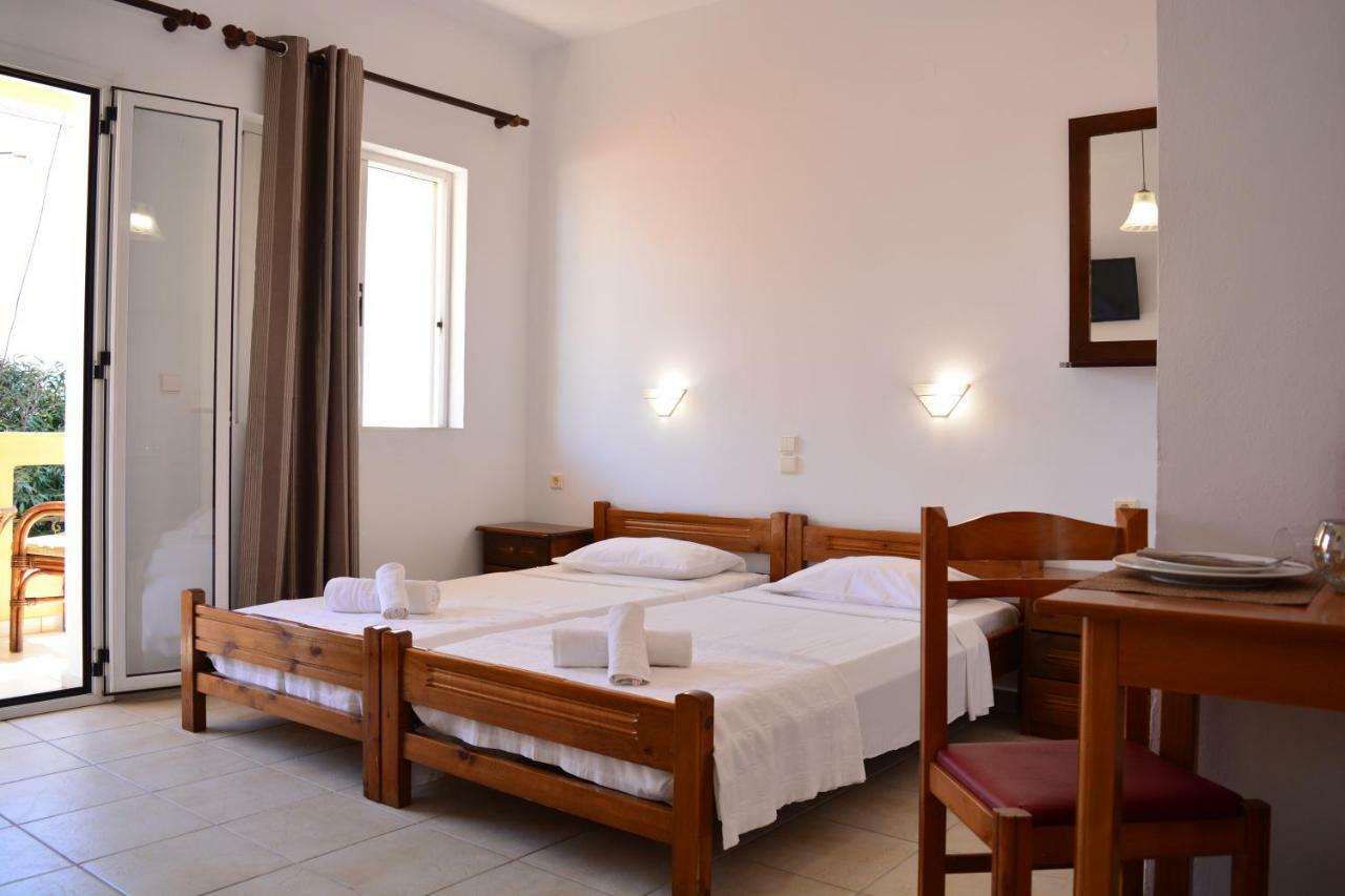 Raph'S Studios-Apts By The Sea Agia Marina  Exterior photo