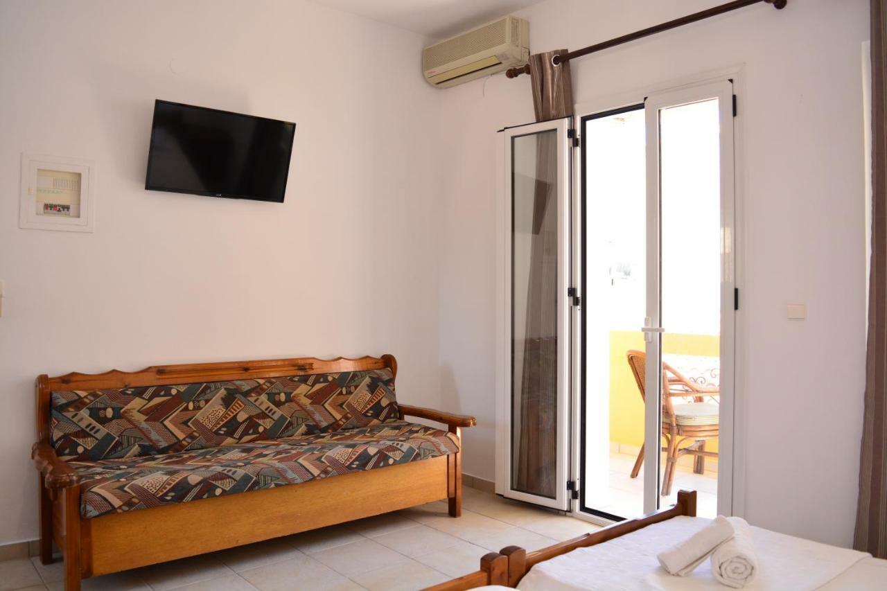 Raph'S Studios-Apts By The Sea Agia Marina  Exterior photo