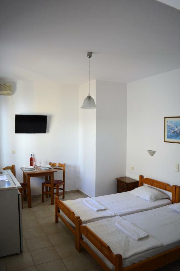 Raph'S Studios-Apts By The Sea Agia Marina  Exterior photo