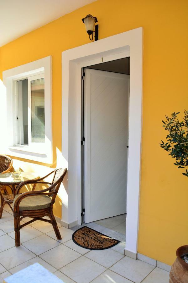 Raph'S Studios-Apts By The Sea Agia Marina  Exterior photo